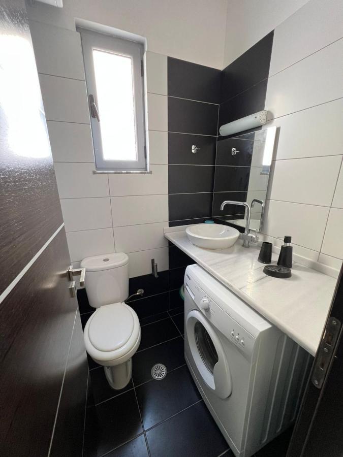 Adam Apartments Sarande Bagian luar foto