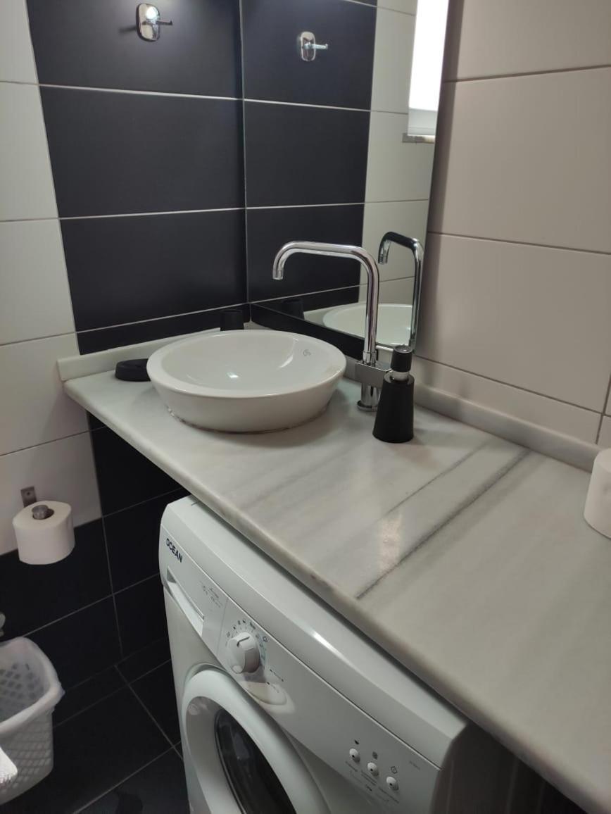 Adam Apartments Sarande Bagian luar foto