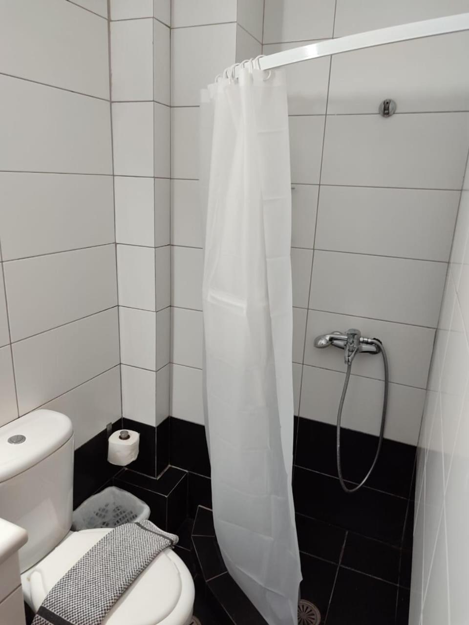 Adam Apartments Sarande Bagian luar foto