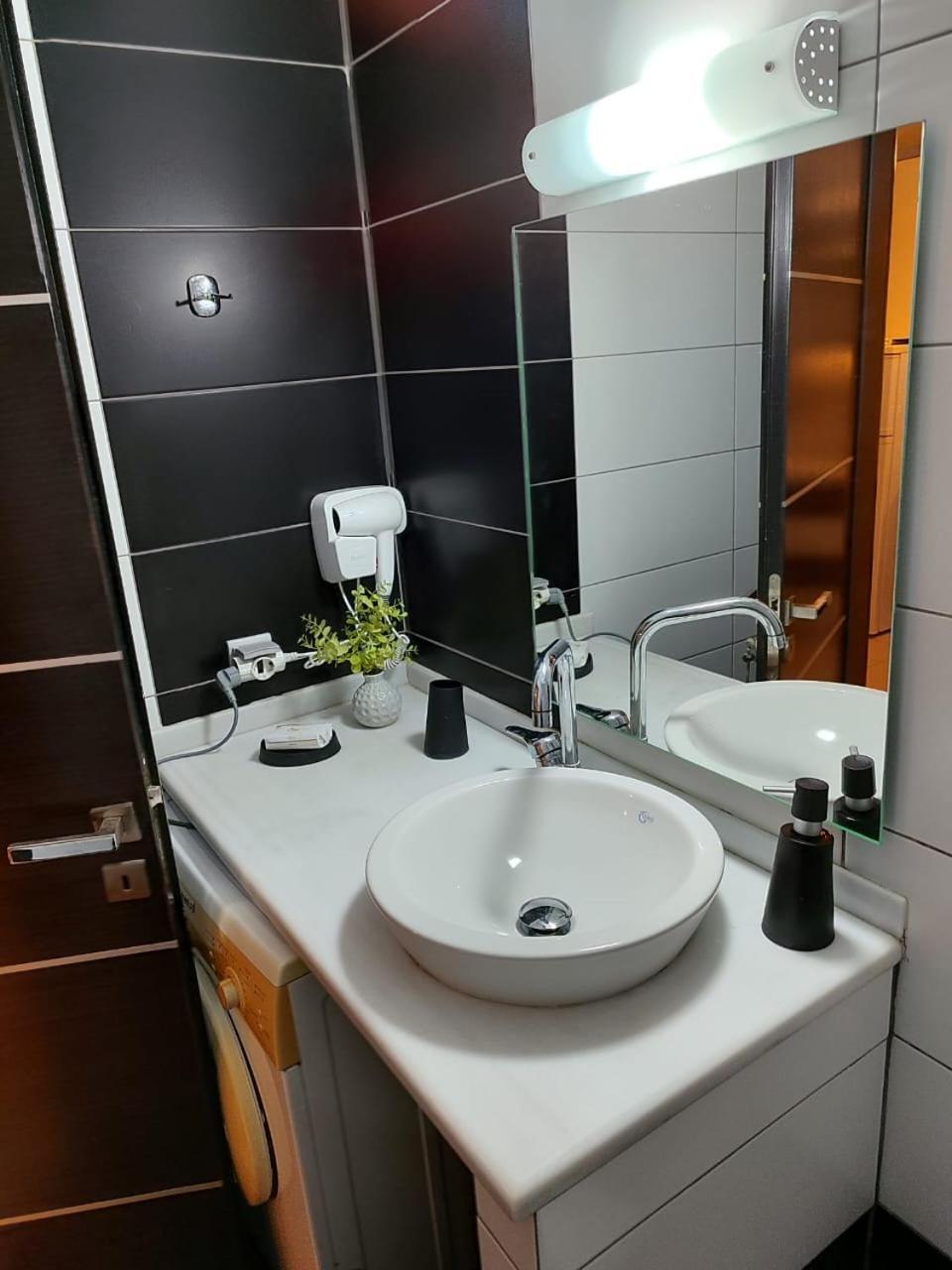 Adam Apartments Sarande Bagian luar foto