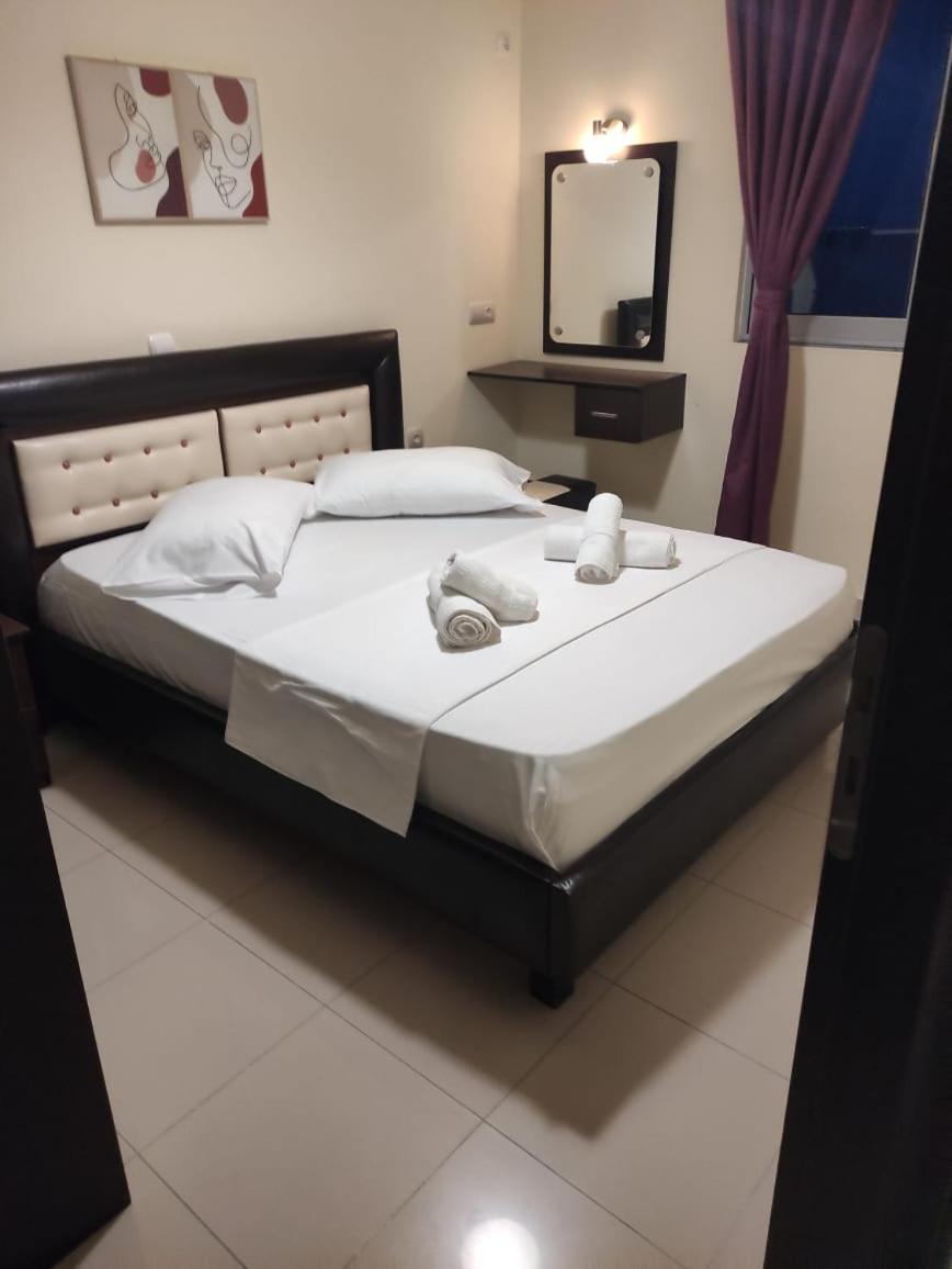 Adam Apartments Sarande Bagian luar foto